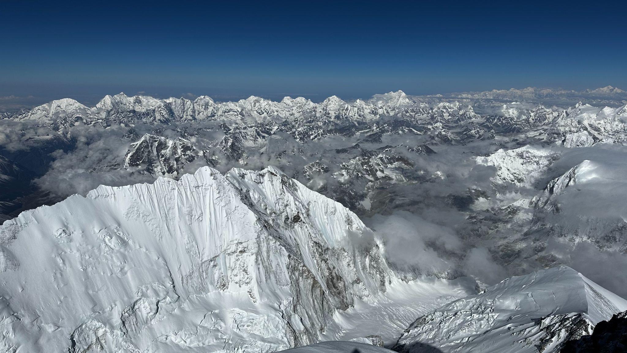 fot. Widok ze szczytu Mount Everest, Nuptse 7885 m.n.p.m oraz panorama Himalajów